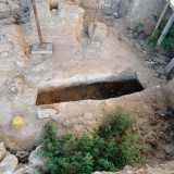 ...quelle che dovevano essere le tombe a fossa dell�antica necropoli, risalente al primo insediamento monastico